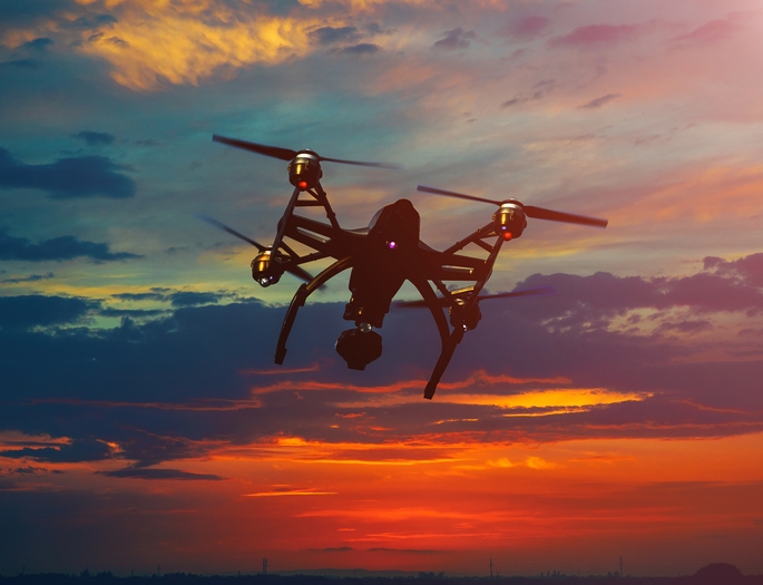 Na zdjęciu: wojskowy dron na tle wieczornego nieba.