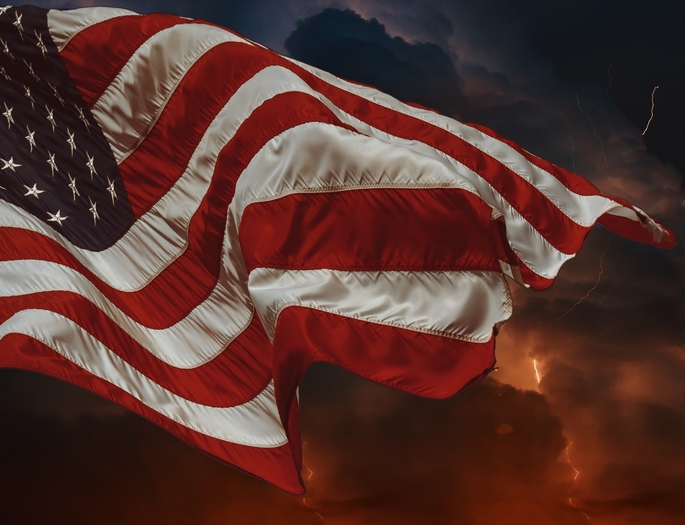 Na zdjęciu: powiewająca flaga USA.